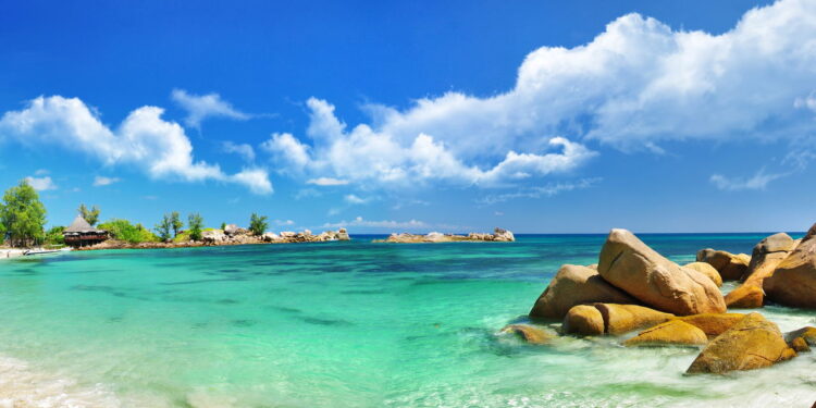 Praias brasileiras ganham novo protagonismo: rótulos turísticos, desafios ambientais e tendências que vão além do sol